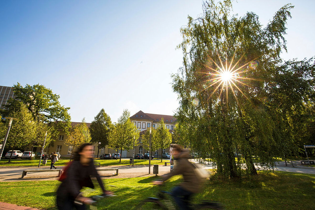 Zwei Personen fahren mit einem Fahrrad