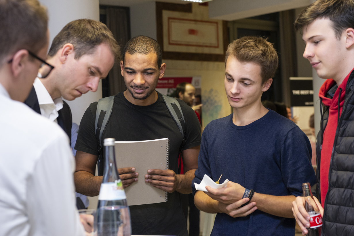 Studierende und Unternehmen unterhalten sich