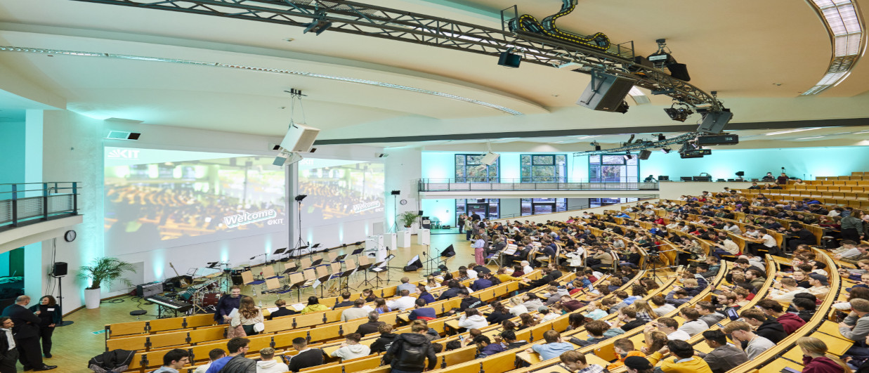 Großer Hörsaal mit Publikum bei einer wissenschaftlichen Veranstaltung am KIT.