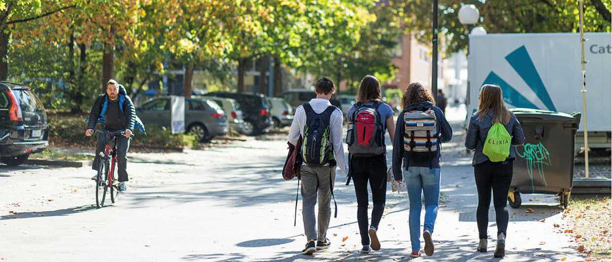 Studierende auf dem KIT-Campus