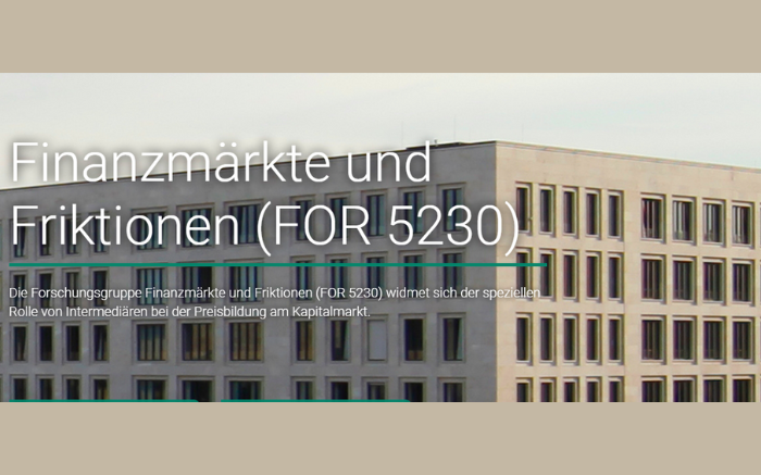 Mehrstöckiges Bürogebäude mit weißem Textüberbau "Finanzmärkte und Friktionen".