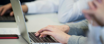 Karlsruher Institut für Technologie Personen tippen auf Laptops bei einer Besprechung oder in einem Schulungsraum.
