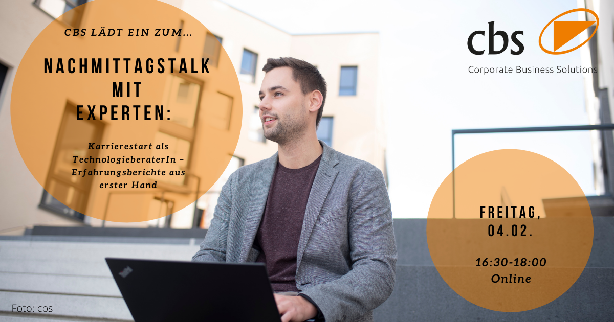 Mann mit Laptop sitzt auf Mauer